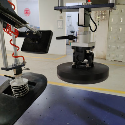 Trzy urządzenia do testowania trwałości siedzących na kanapie i plecach