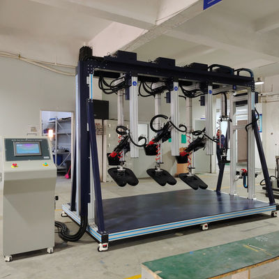 Trzy urządzenia do testowania trwałości siedzących na kanapie i plecach