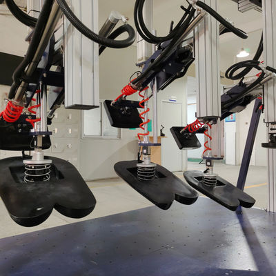 Trzy urządzenia do testowania trwałości siedzących na kanapie i plecach